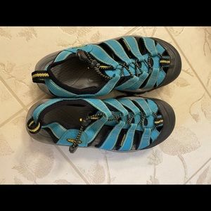 blue woman’s keen shoes